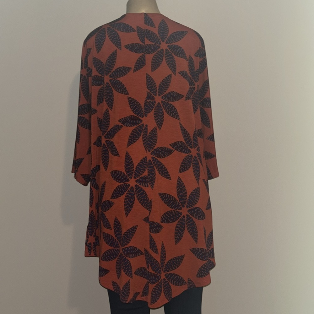 LULAROE Lindsay Cardigan Size M Burnt Orange Navy Blue Geometric Kimono Drape - Picture 4 of 5